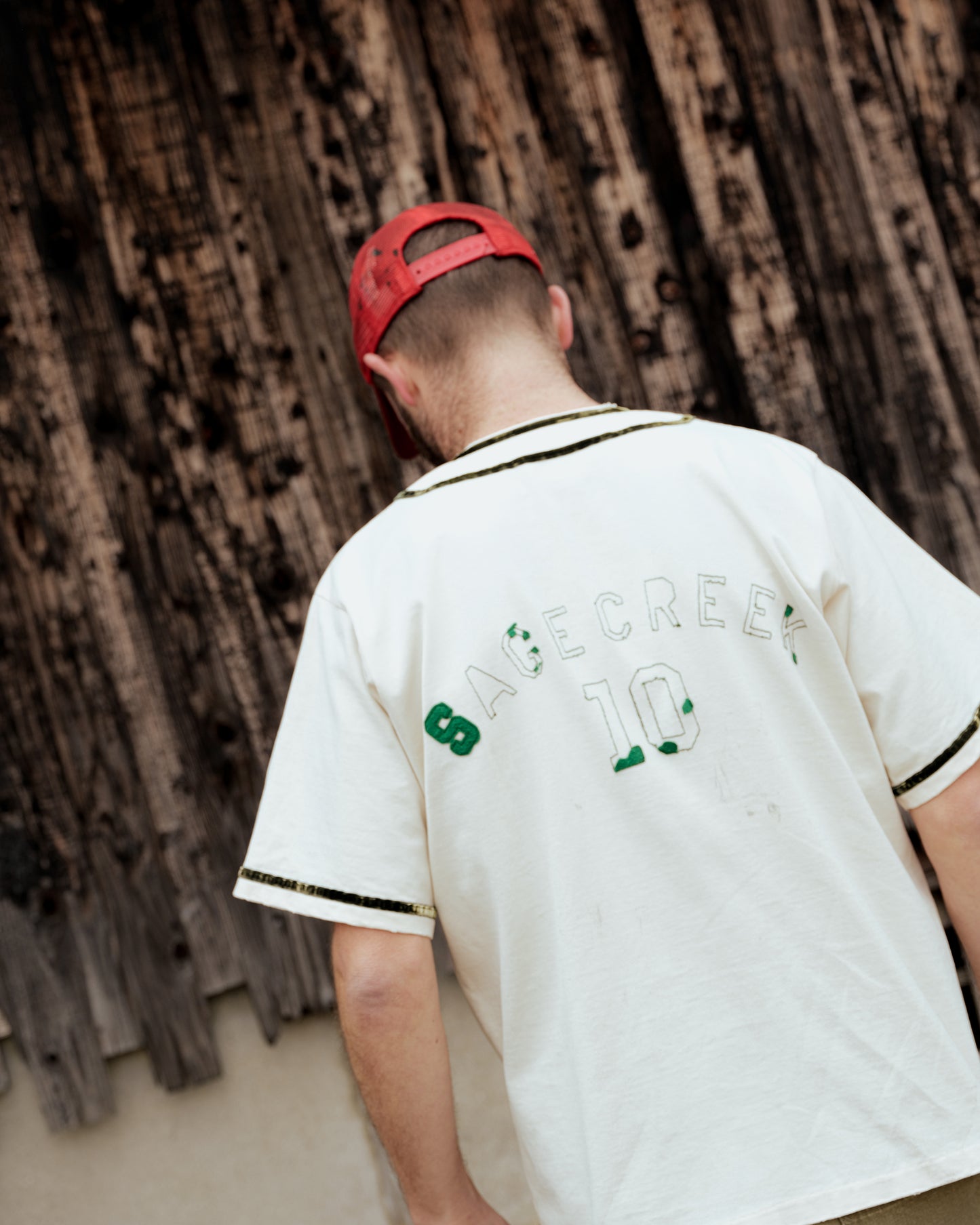 SWJP / SAGECREEK Baseball Shirt - Sean Wotherspoon Designs 公式。背面のSAGECREEKロゴと10のナンバリングが映える、レトロな雰囲気のベースボールシャツ。