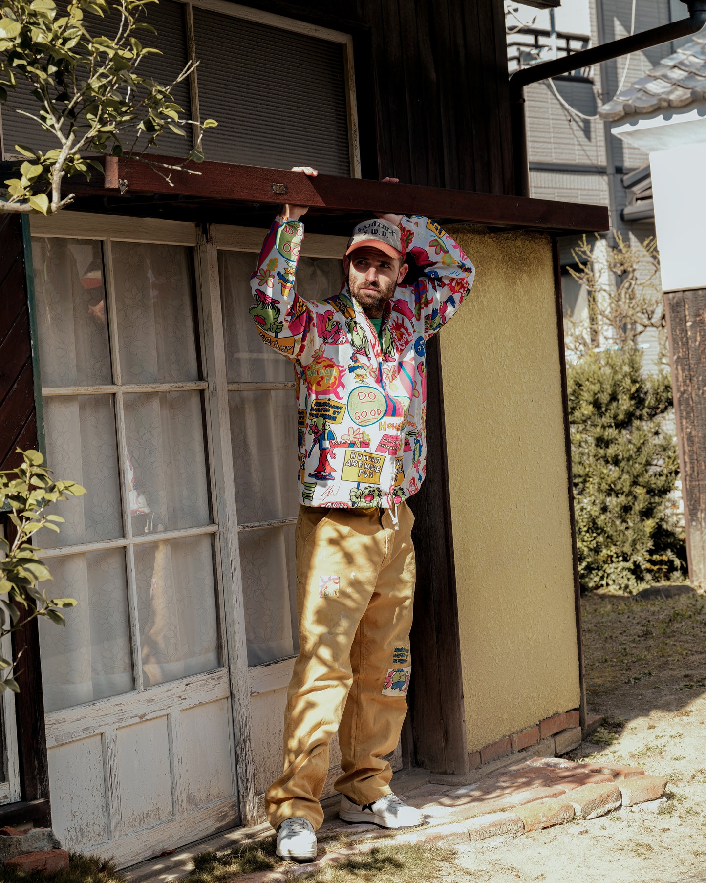SWJP / Monster Pattern Jacket - Sean Wotherspoon Designs 公式。レトロなモンスター柄が特徴のジャケットを着こなすモデルの屋外ショット。