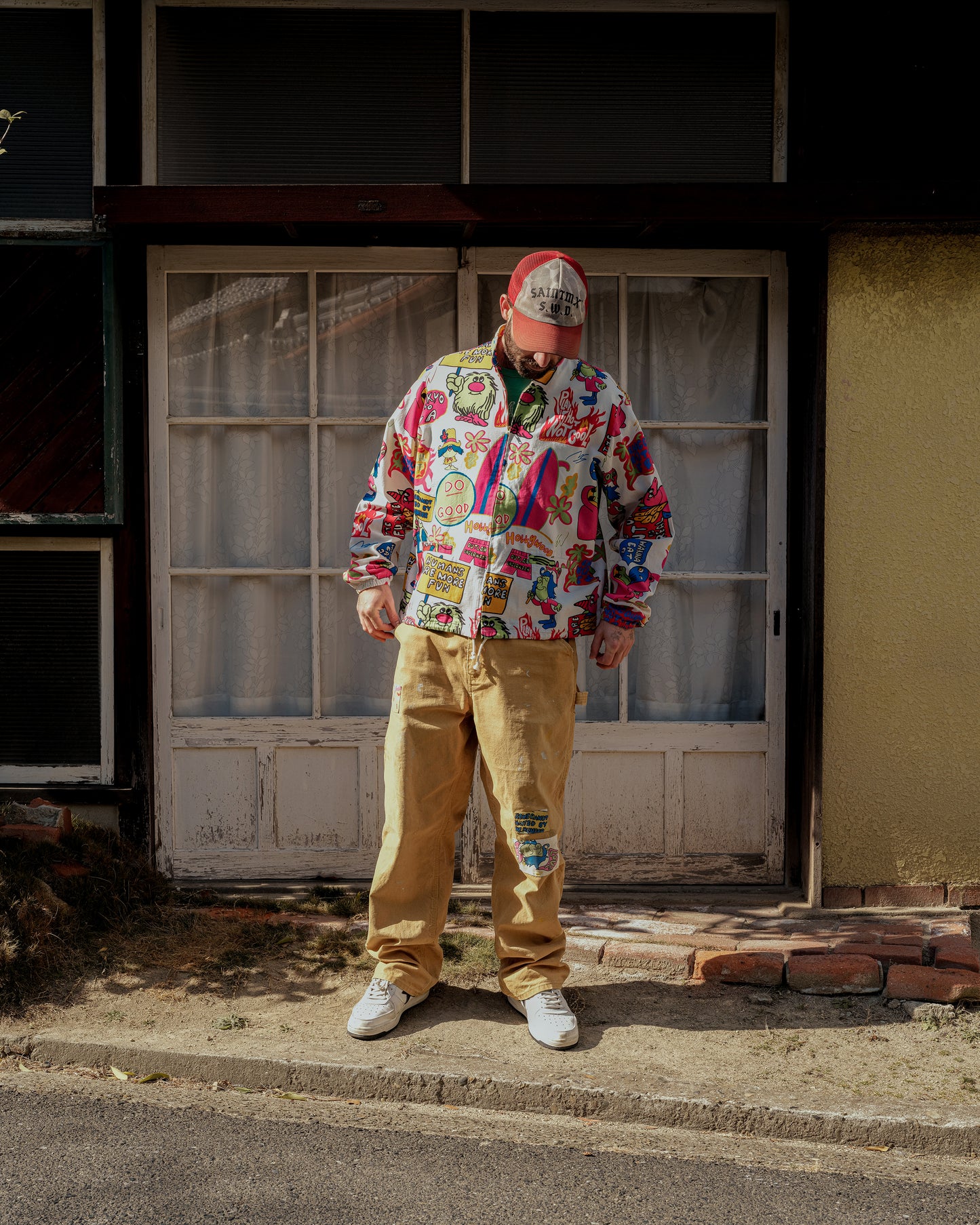 SWJP / Monster Pattern Jacket - Sean Wotherspoon Designs 公式。ストリートスタイルにマッチするポップなデザインのジャケットを着たモデル。
