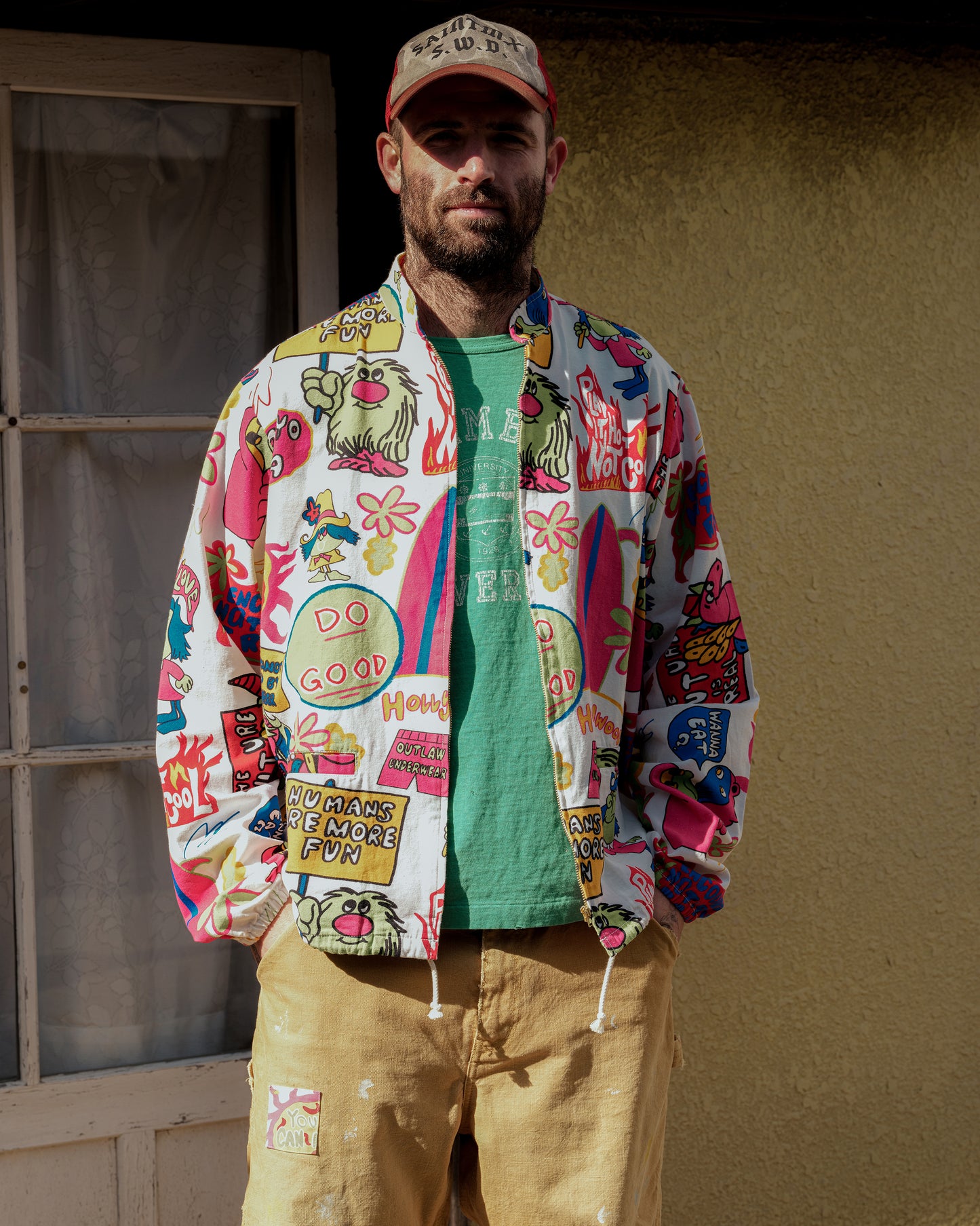 SWJP / Monster Pattern Jacket - Sean Wotherspoon Designs 公式。カジュアルなスタイルに映えるカラフルなモンスター柄ジャケットを着用したモデル。